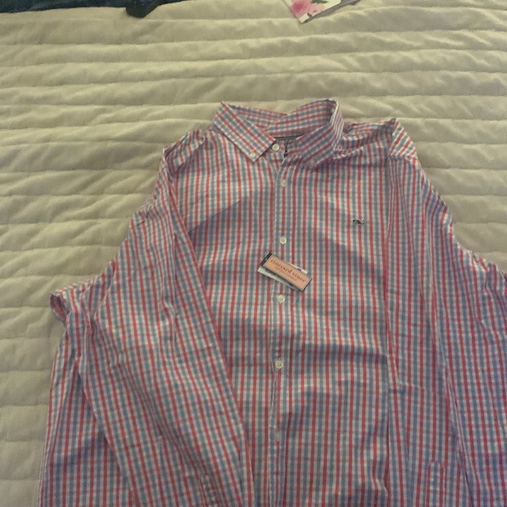 Men’s vineyard vines collared shirt in great condition.